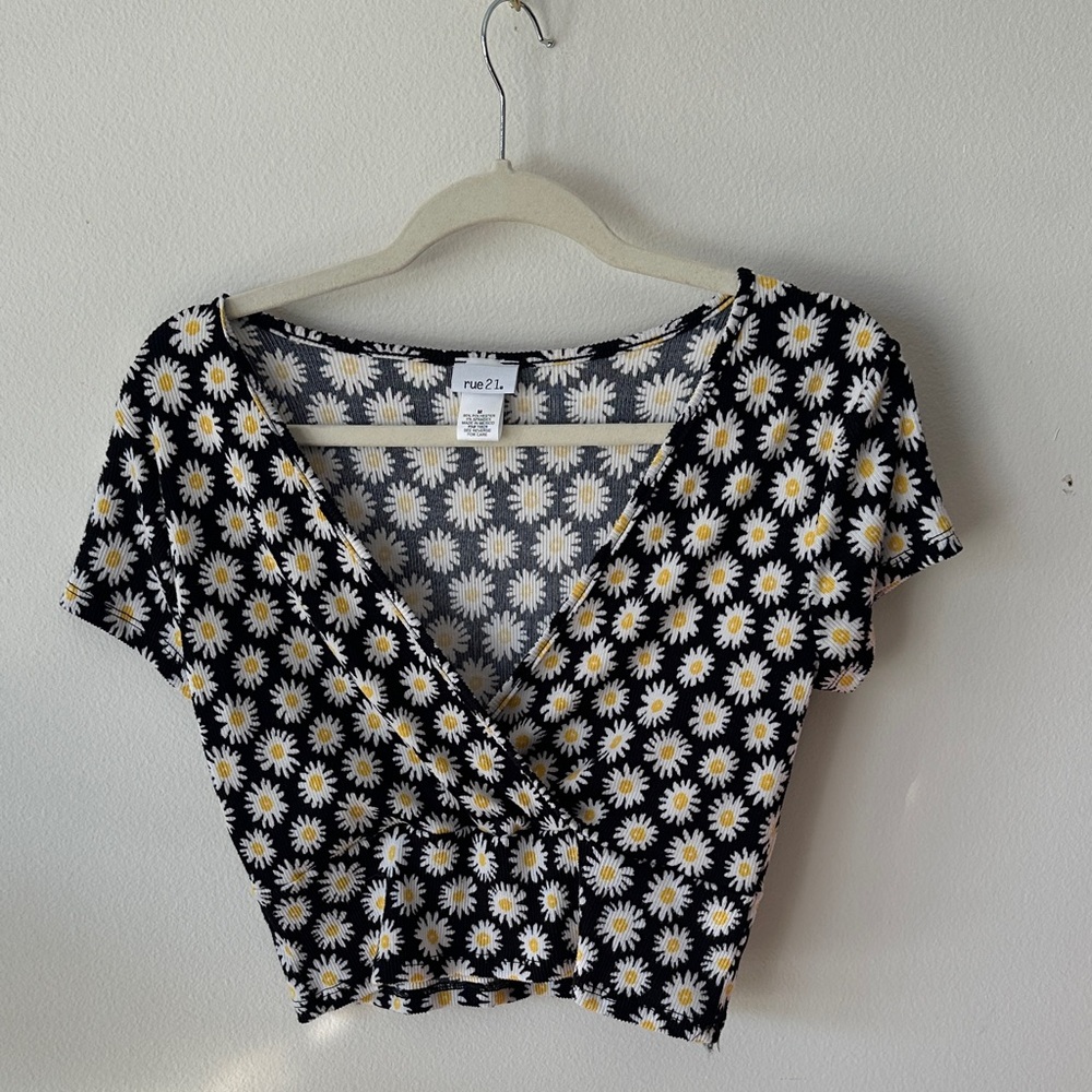 Rue21 Black and White Daisy Crop Top